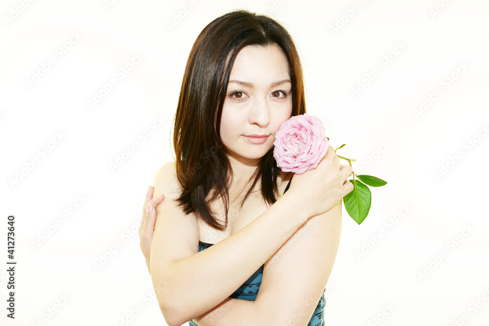 薔薇の花を持った笑顔の女性 薔薇の花を持った笑顔の女性