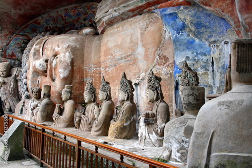 Лежащий Будда. Скальные барельефы в городке Дацзу. Китай.