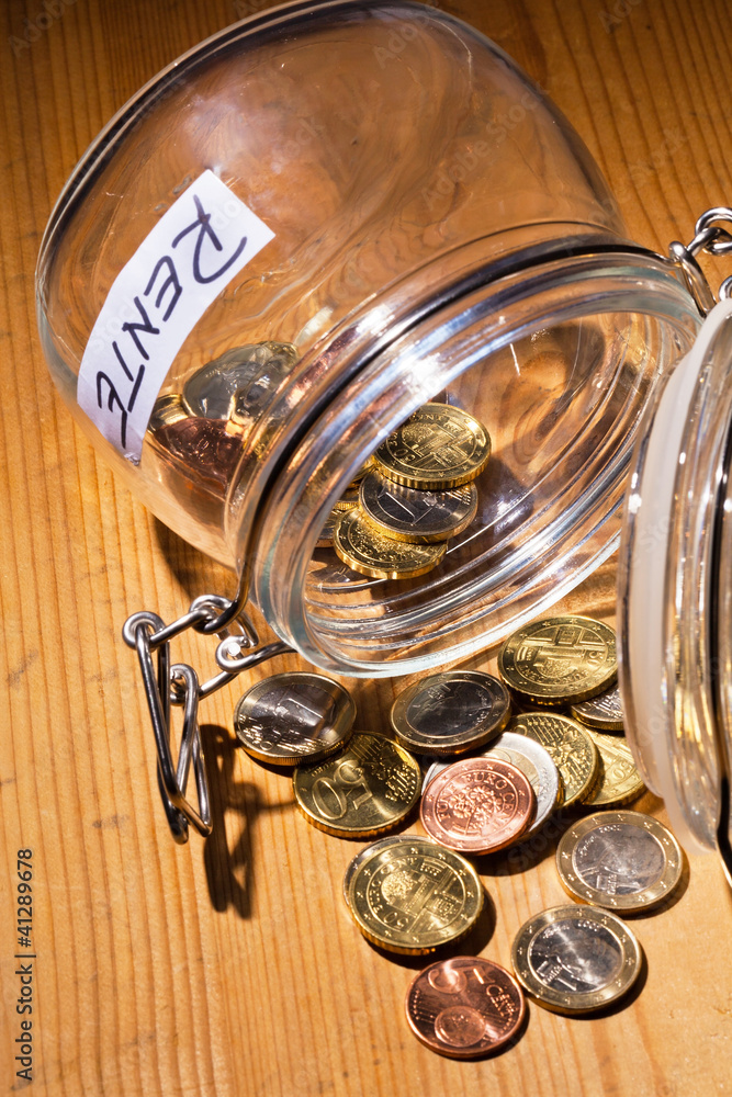 Glas mit Münzen. Aufschrift Rente / Pension