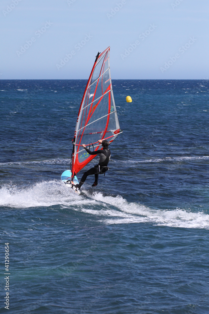 la mer avec une planche à voile la mer avec une planche à voile