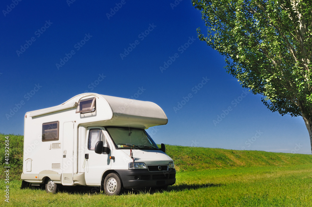 Camper in sosta sull'argine della palude di Comacchio, Italia