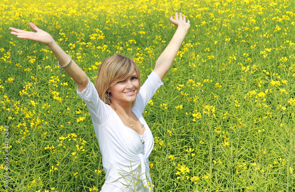 Naklejka premium Happy girl in flower field