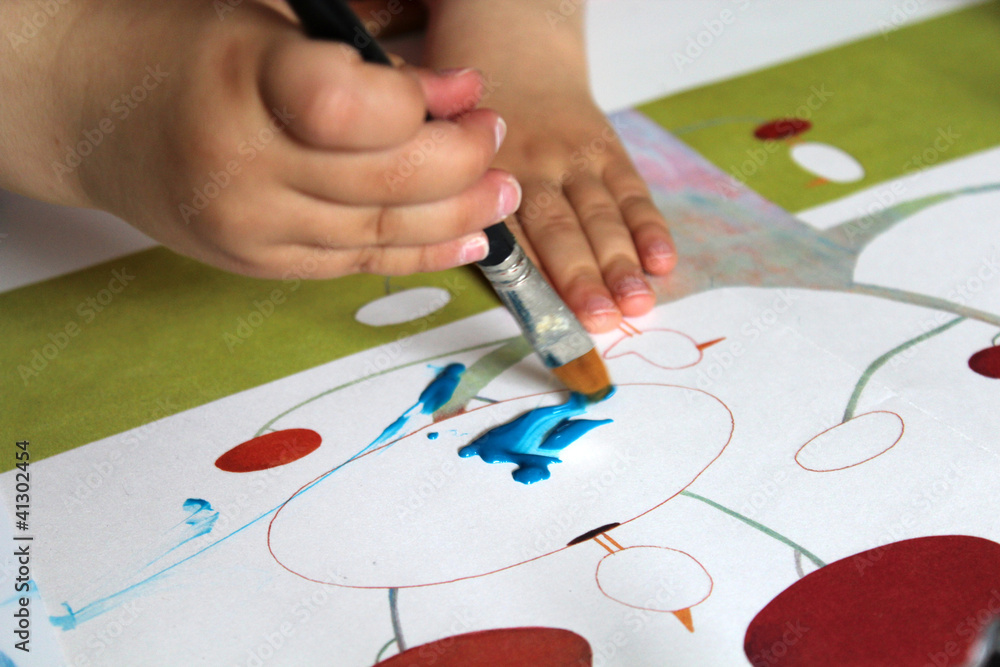 Obraz premium enfant peingnant au pinceau