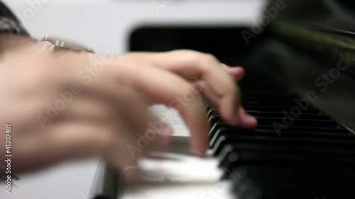 Planying piano