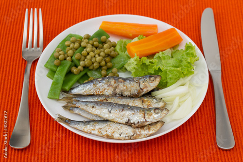 fried sardines with carrot and green beans