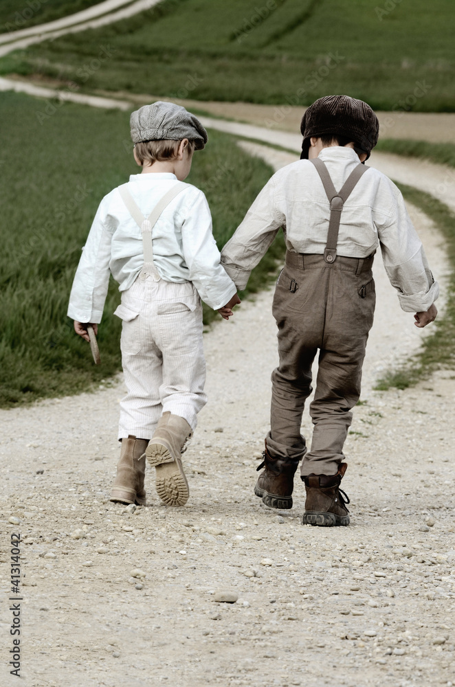 Zwei Jungen auf dem Weg Zwei Jungen auf dem Weg