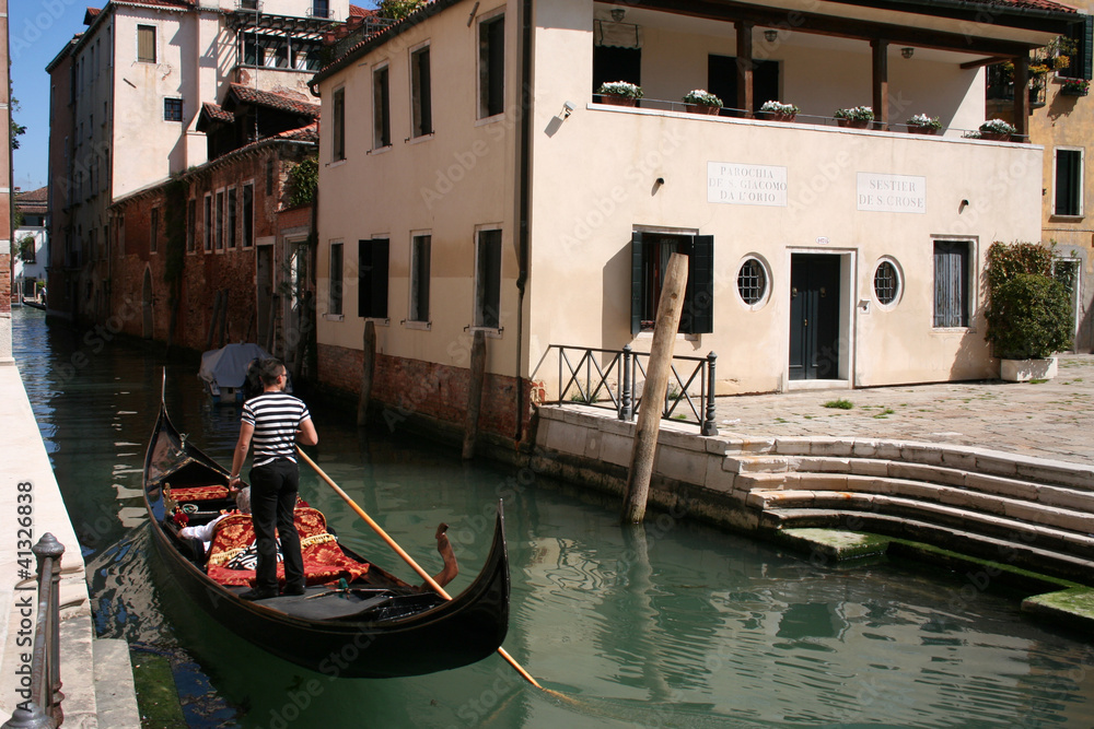 Venezia gondola sul canale