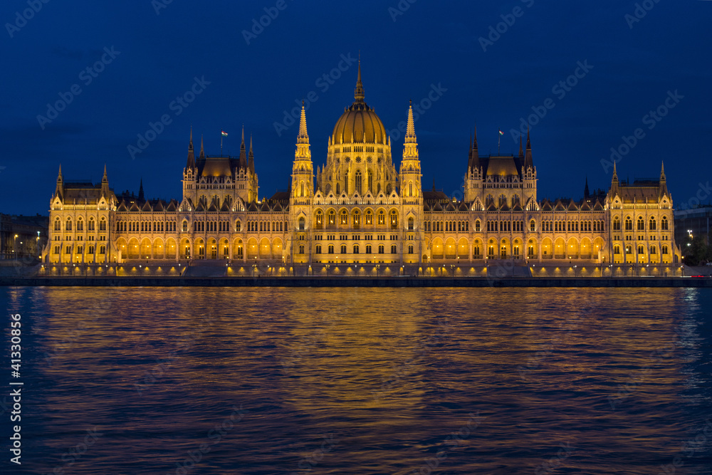 Fototapeta premium budapest parliament night close-up