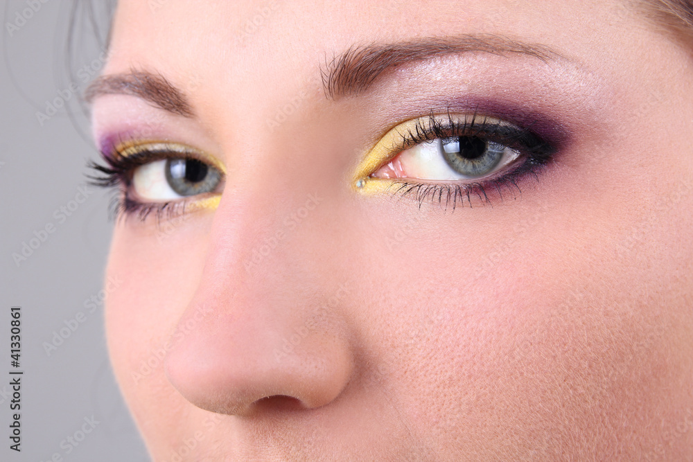 Obraz premium Close-up portrait of beautiful brunette with make up