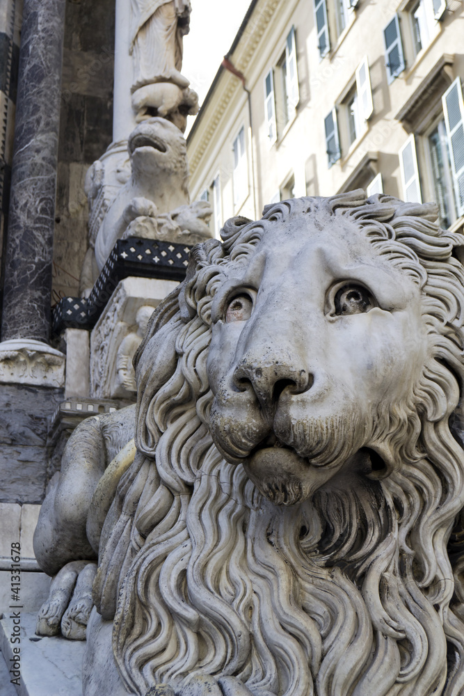 Statua di leone davanti alla Cattedrale di S. Lorenzo a Genova Statua di leone davanti alla Cattedrale di S. Lorenzo a Genova