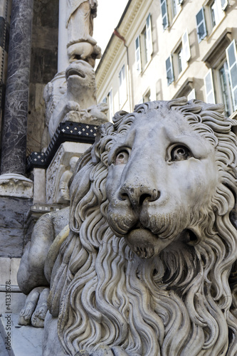 Statua di leone davanti alla Cattedrale di S. Lorenzo a Genova