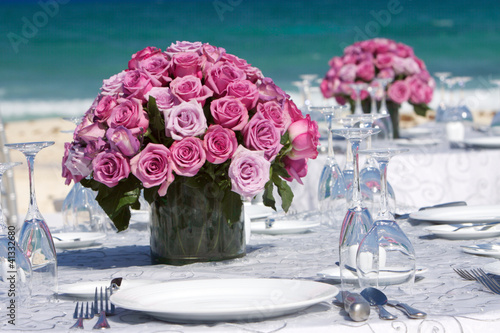 Bouquet di rose su tavolo per matrimonio photo