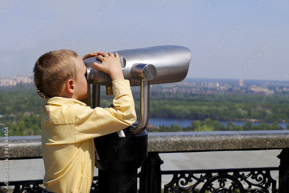 Obraz premium Boy with telescope on panorama terrace