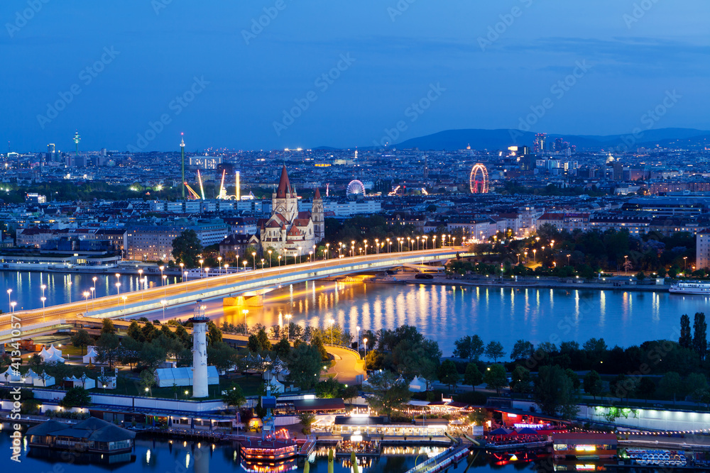 Naklejka premium Wiedeń, panorama wieczorem