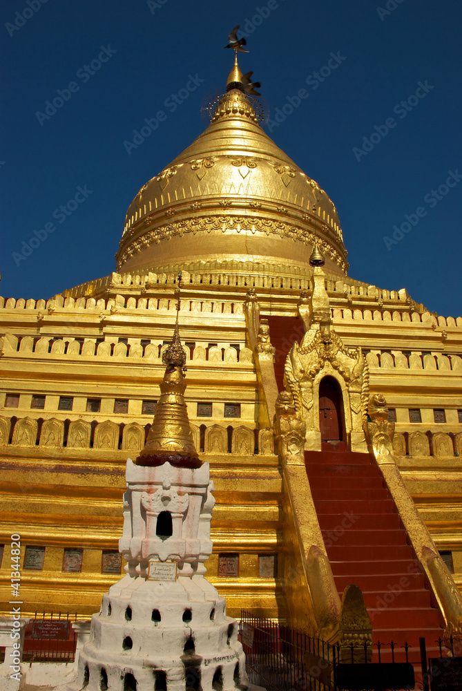 Fototapeta premium Buddhist temple Shwezigon