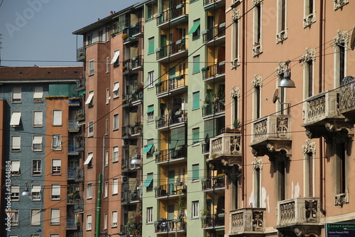 Bloque de apartmentos en un barrio de Milán, Italia photo