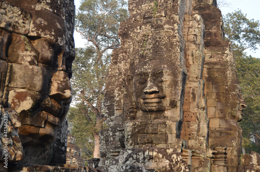 Perfil y torre esculpida con forma de cara en Bayon. Angkor Thom