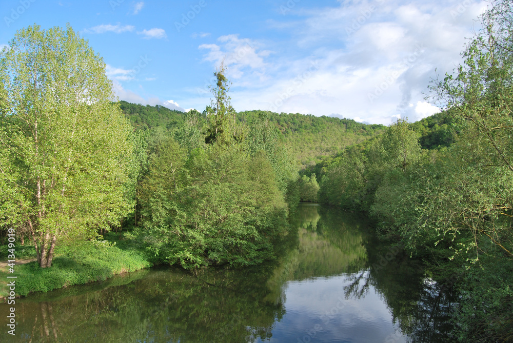 Cauce del río Aveyron a su paso por Najac..