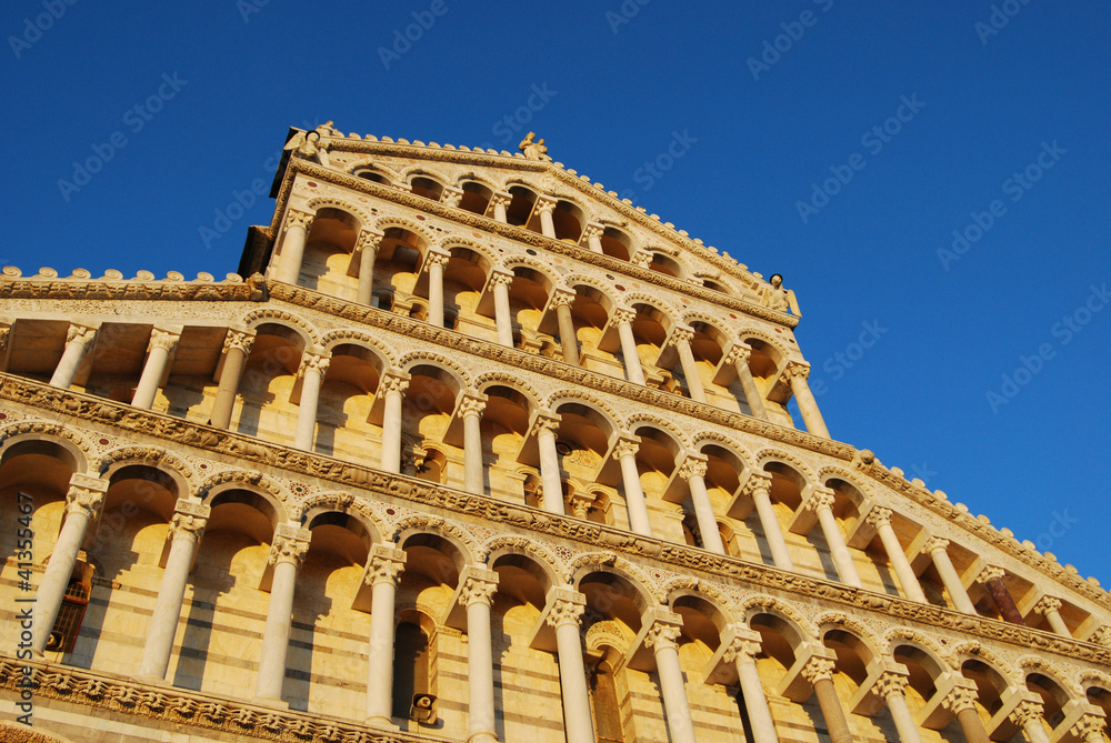 Galerias de la fachada de Santa Maria Asunta. Pisa