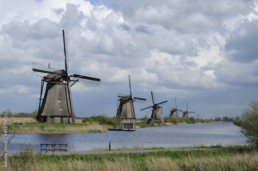 Naklejka premium windmills before storm, kinderdijk, netherlands