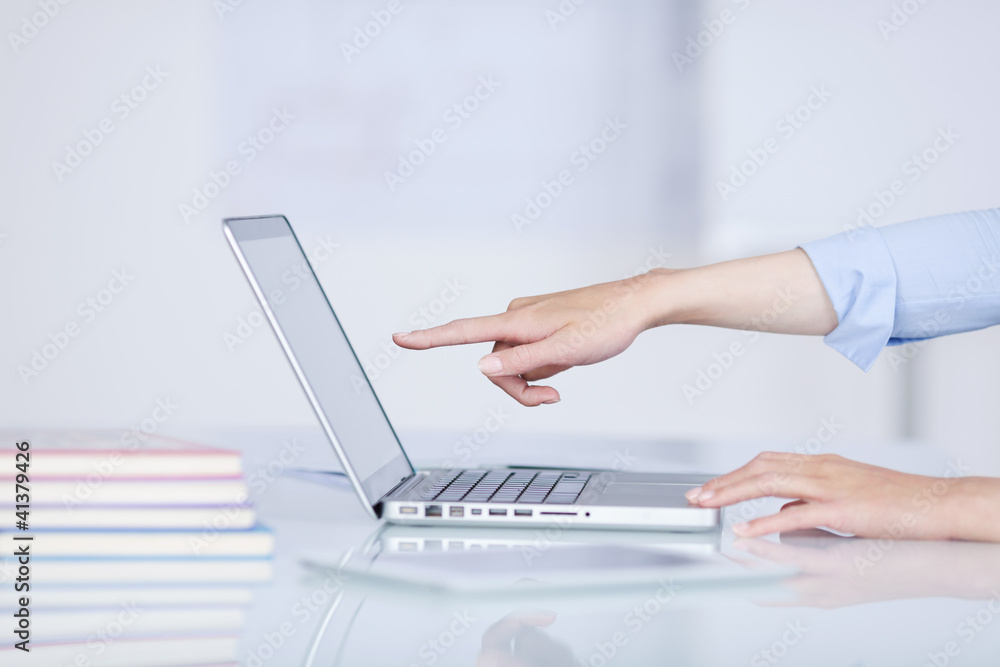 frau zeigt auf laptop-monitor frau zeigt auf laptop-monitor