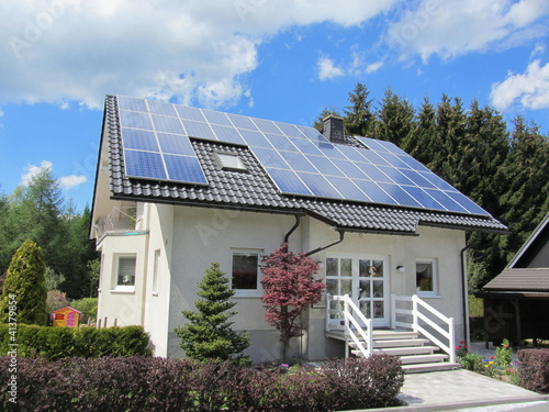 Einfamilienhaus mit Photovoltaikanlage photo