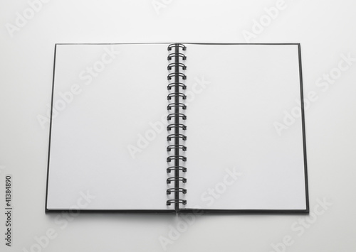 open notebook, white pages - quaderno aperto, pagine bianche