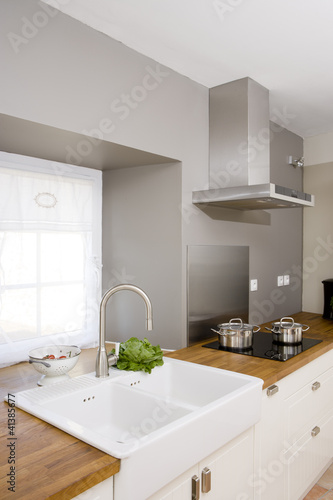 Weiße Küchenzeile