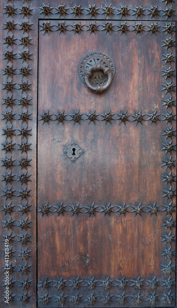 Puerta de madera antigua perteneciente a iglesia Puerta de madera antigua perteneciente a iglesia