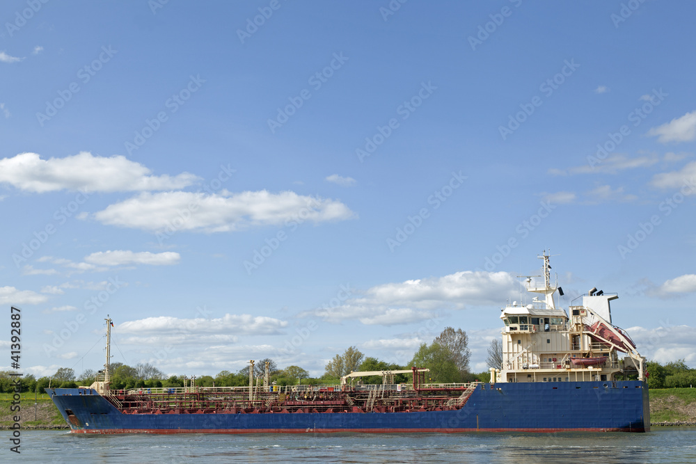Fototapeta premium Tanker auf dem Nord-Ostsee-Kanal bei Kiel, Deutschland