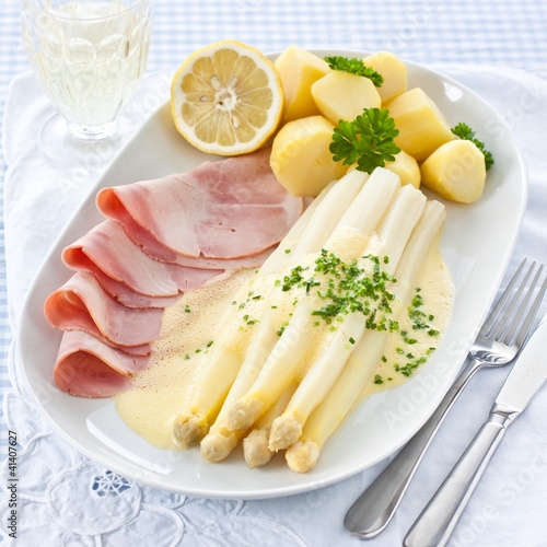 Asparagus with Hollandaise sauce, ham and potatoes