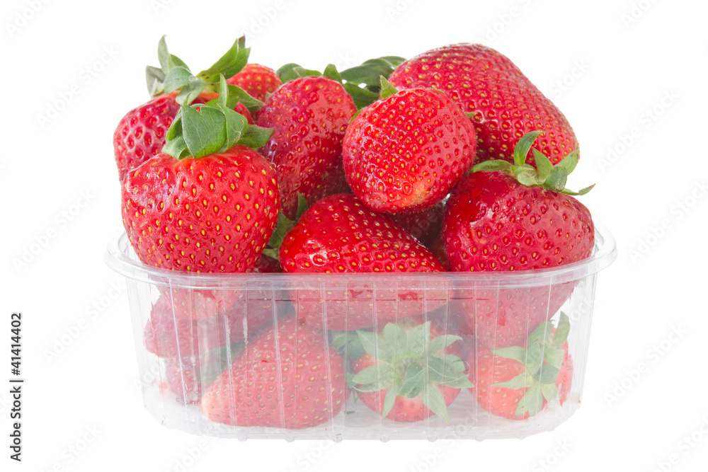 Φωτογραφία punnet of strawberries isolated on white