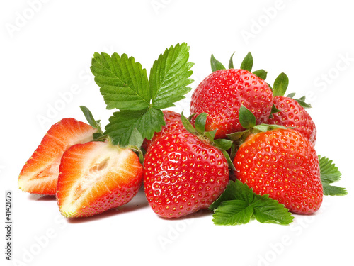 Erdbeeren mit Blätter isoliert