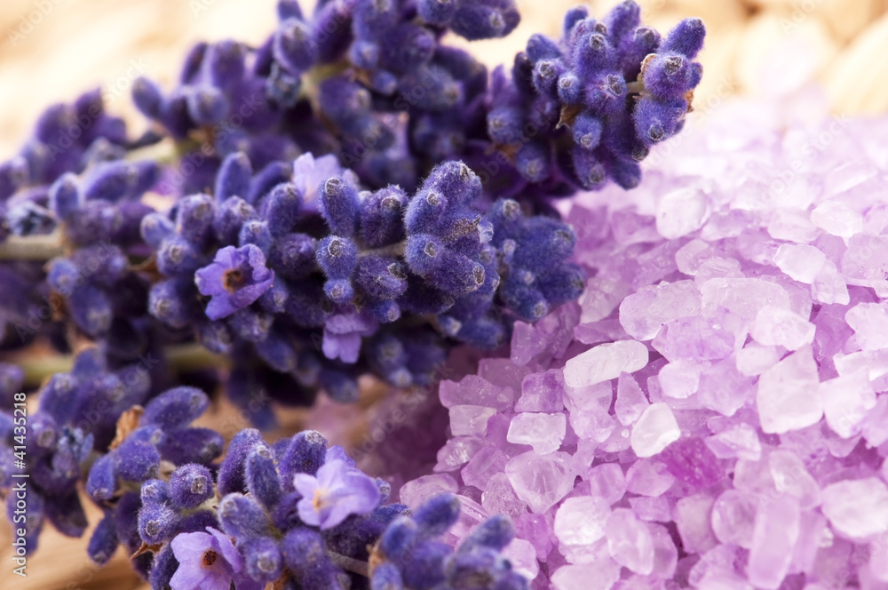 Obraz premium Lavender flowers and the bath salt - beauty treatment