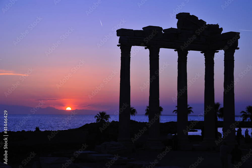 Fototapeta premium ruiny świątyni apollina, boczna, antalya