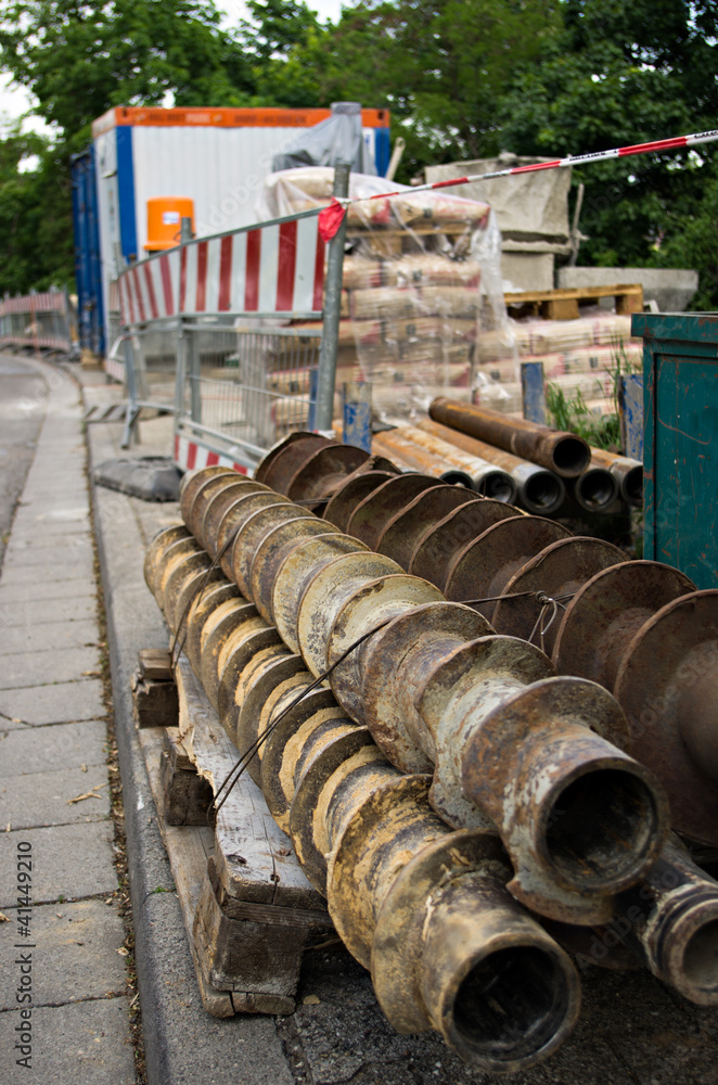 Abgesicherte Baustelle mit Bohrschnecken Abgesicherte Baustelle mit Bohrschnecken