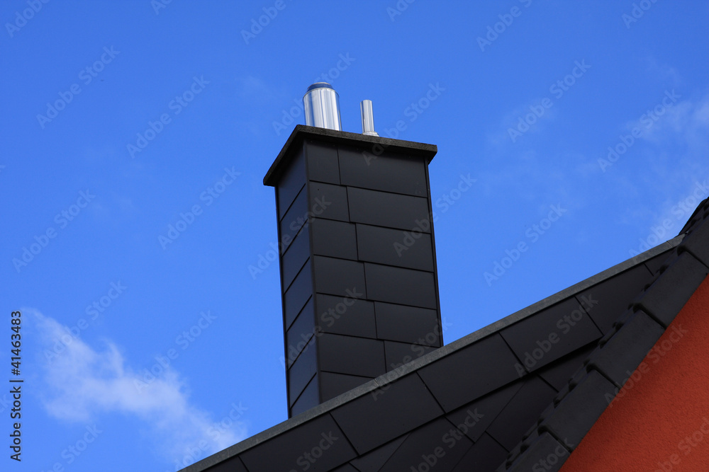 Edelstahlkamin auf einem Hausdach