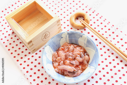 呼子産の蛸の塩辛と枡酒