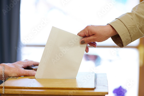 Stimmzettel in Wahlurne