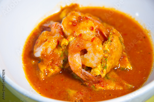 Hot and sour curry with tamarind sauce, shrimp and vegetables