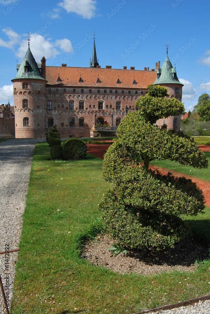Giardino con castello in sfondo