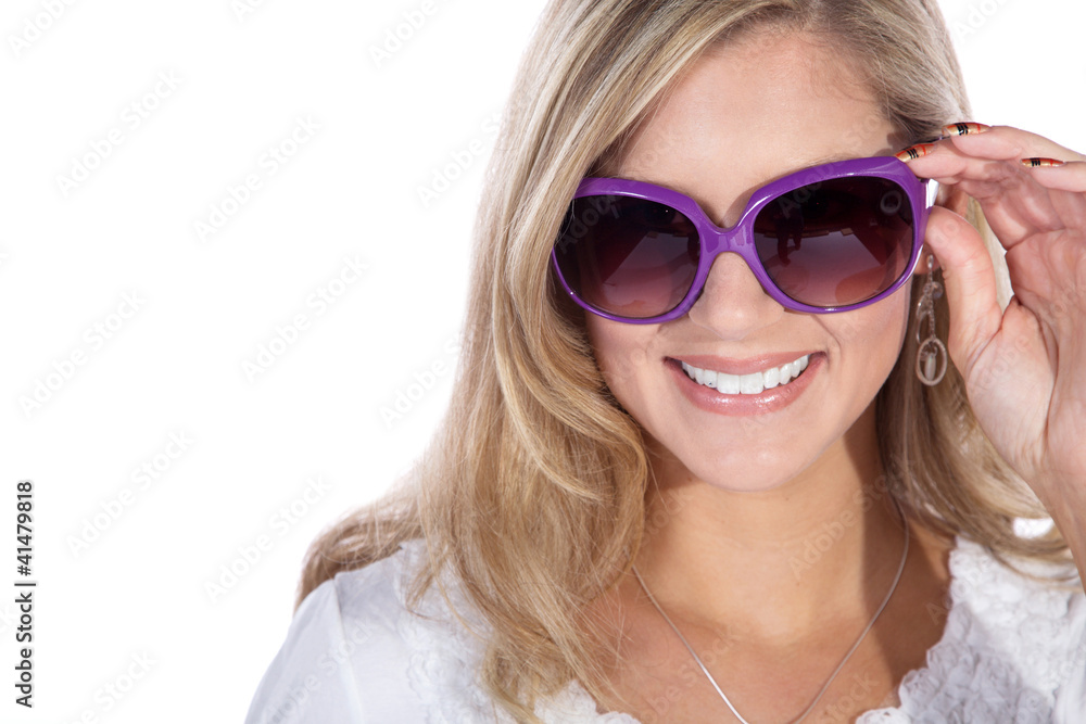 Frau blickt durch Sonnenbrille und lacht Porträt Frau blickt durch Sonnenbrille und lacht Porträt