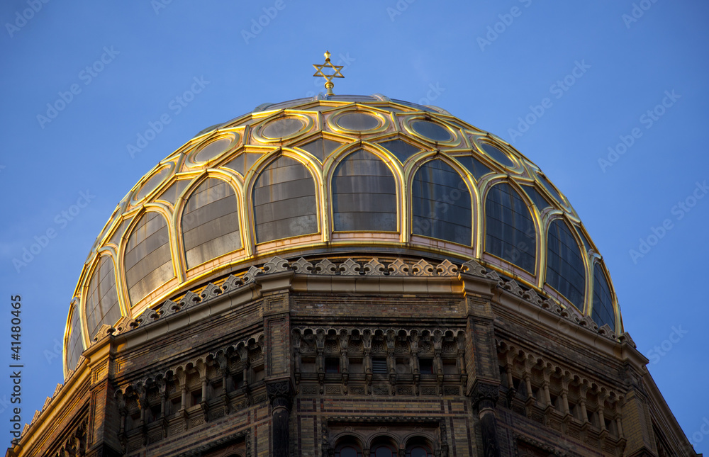 Obraz premium Top of the New Synagogue of Berlin in Germany