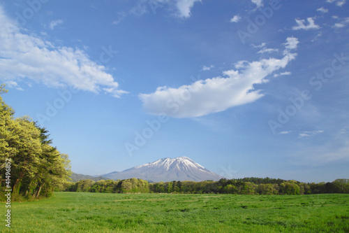 草原と岩手山