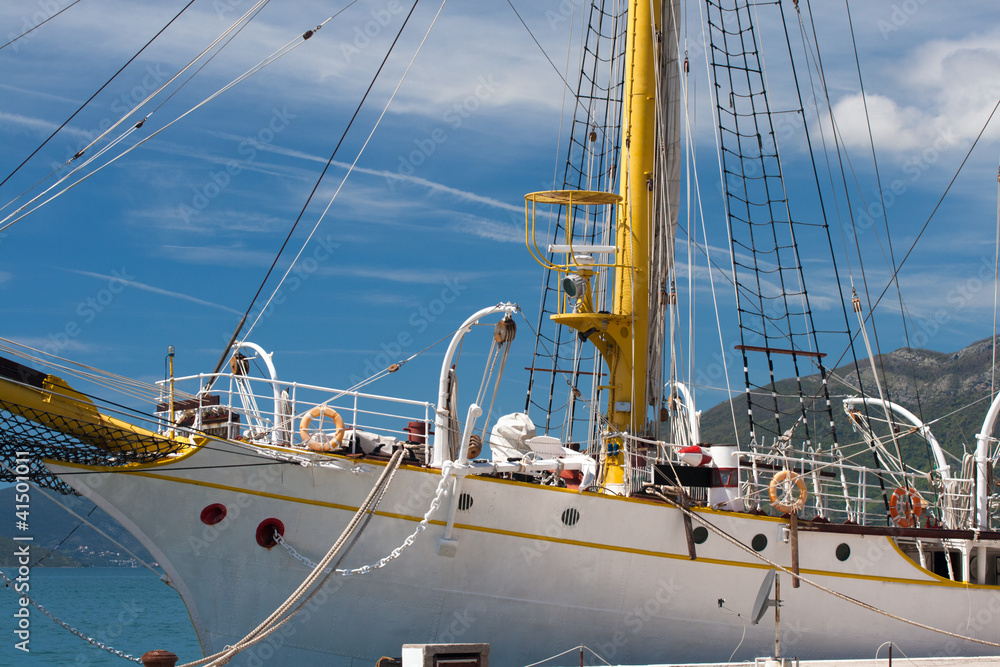 Obraz premium Sailing vessel at the dock