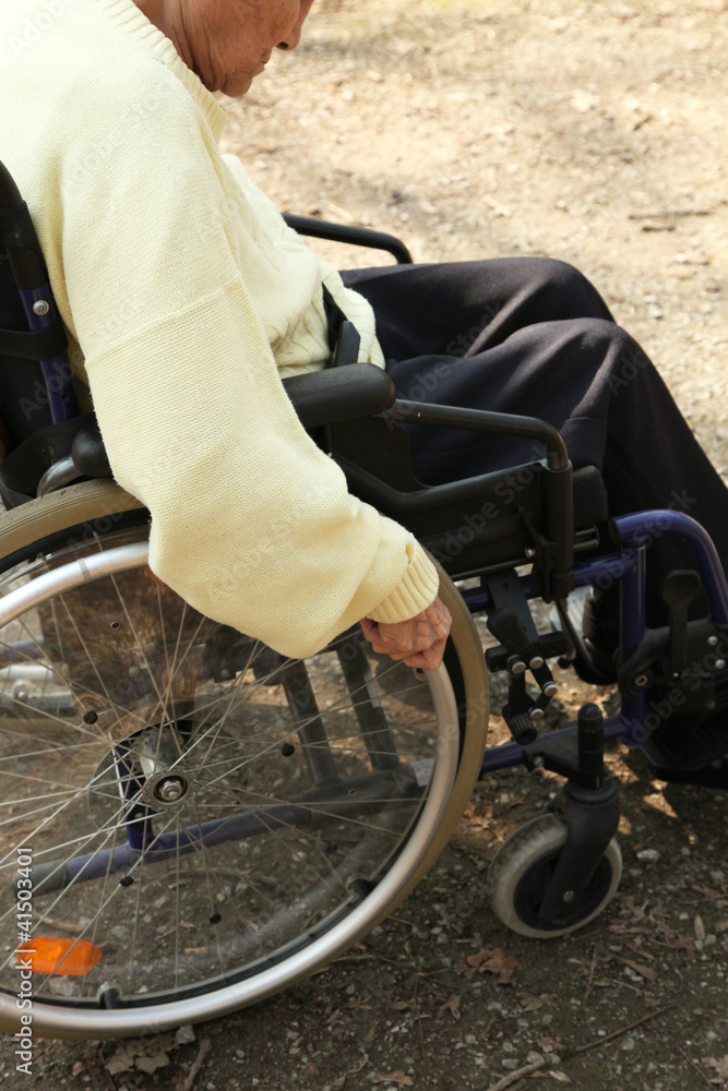 Obraz premium Rentnerin im Rollstuhl