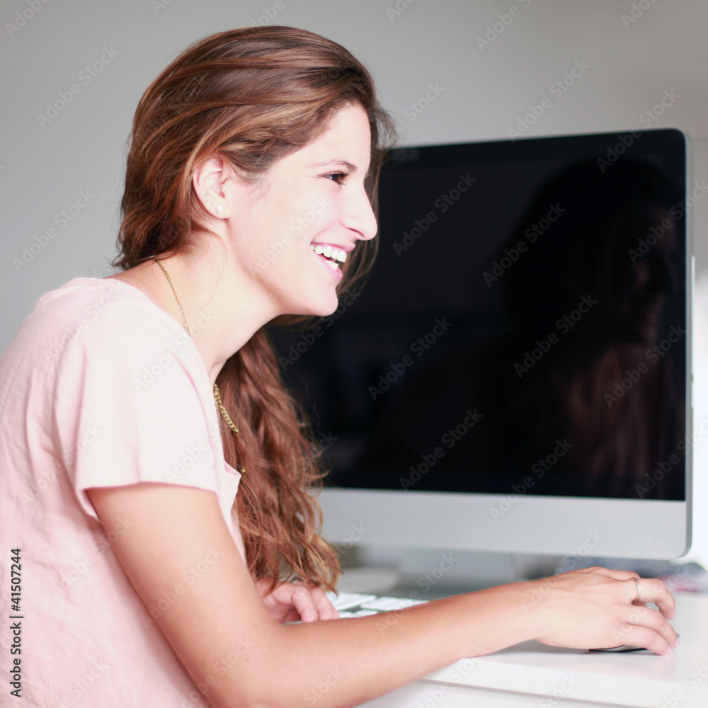 Naklejka premium Frau zuhause am PC