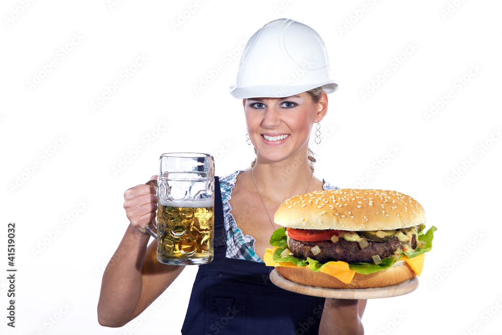 Frau mit Bauhelm mit Bier und Hamburger Baustelle Porträt Frau mit Bauhelm mit Bier und Hamburger Baustelle Porträt