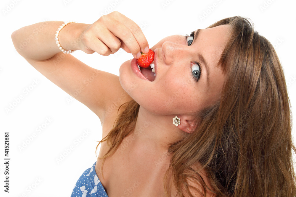 Fototapeta premium junge Frau mit Erdbeere