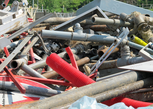 Fényképezés pipes and irons in a landfill of old iron